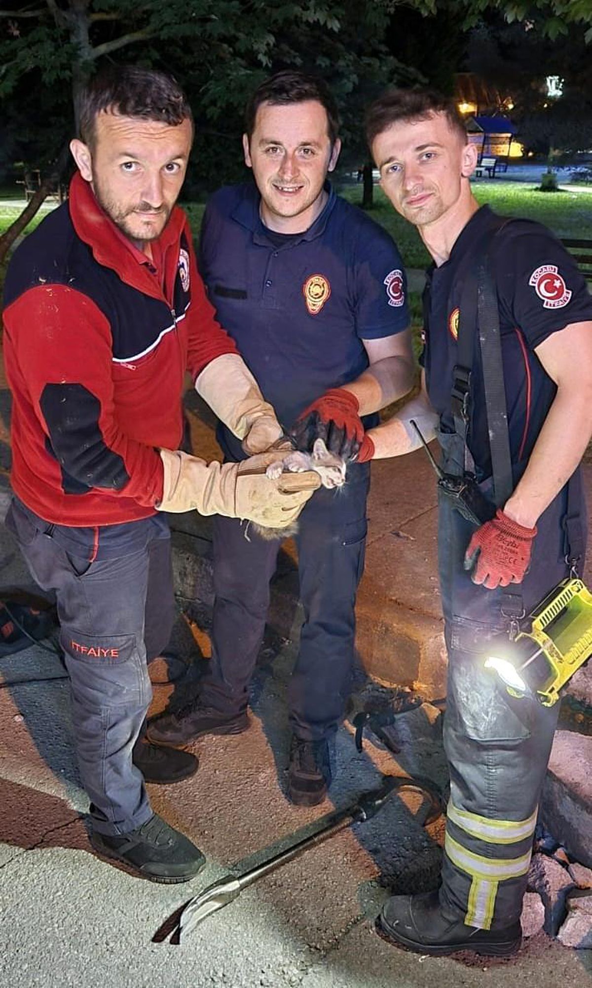 Son dakika! Yaramaz kedinin imdadına itfaiye ekipleri yetişti