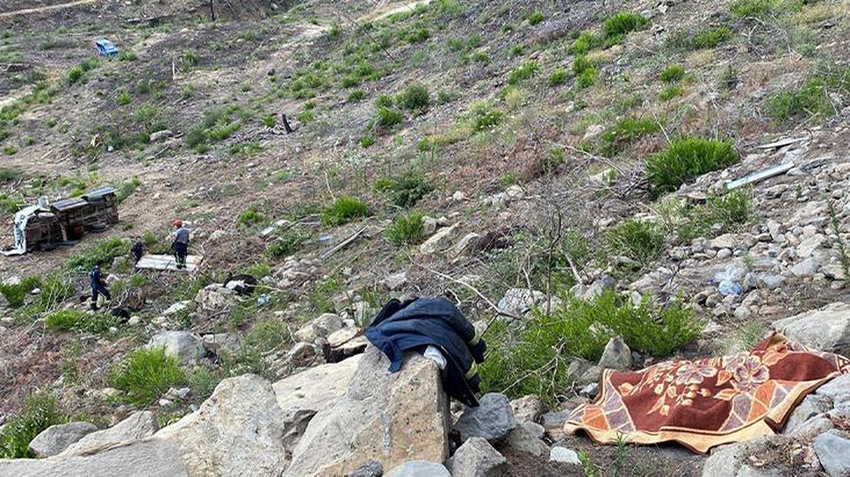 Yoldaki inek cesedi sonrası olay yerine gelen ekipler, bir de erkek cesedi ile karşılaştı