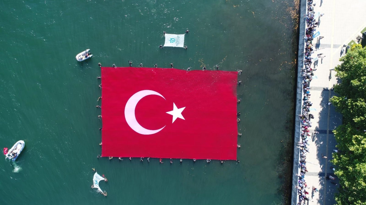 600 metrekarelik rekor büyüklükteki Türk bayrağı, İzmit Körfezi\'ni taçlandırdı