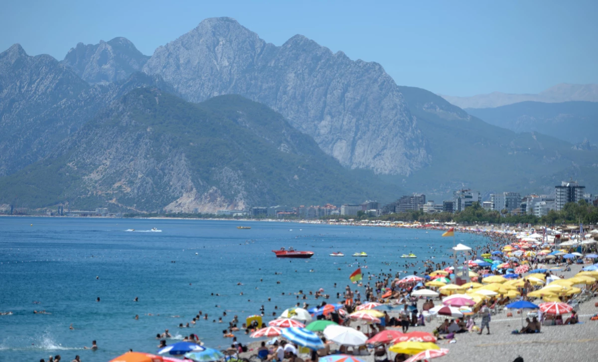 Antalya sahillerinde sıcak hava yoğunluğu