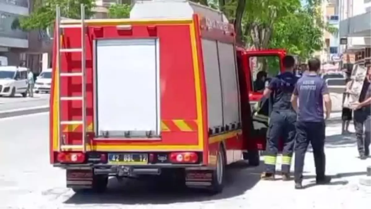 Apartmanın su borusuna giren yılan, itfaiye ekiplerince çıkarıldı