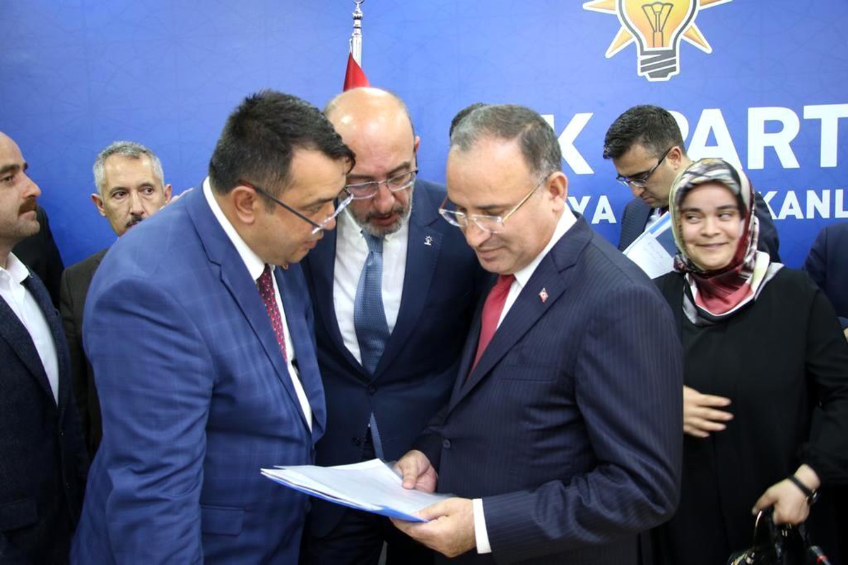 Bakan Bozdağ\'a İnternet Yasası\'nda değişiklikler yapılması istenen dosya verildi