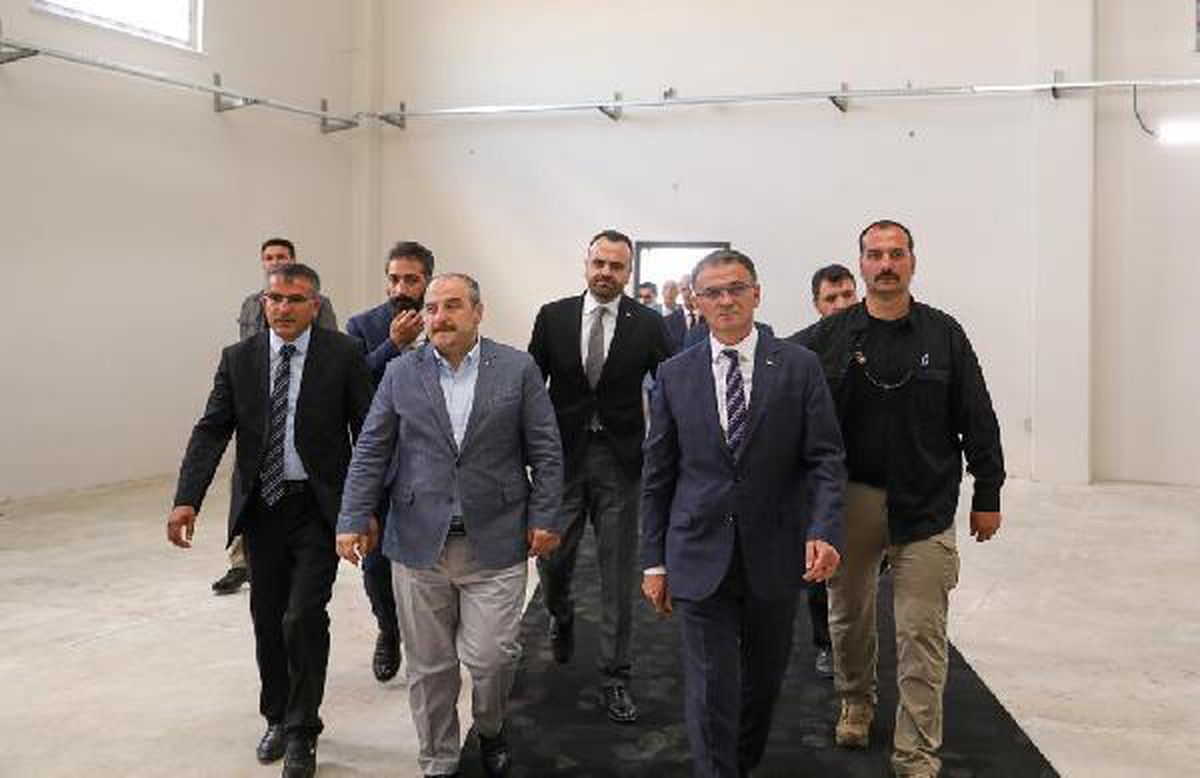 Bakan Varank Van\'dan açılış ve temel atma törenlerine katıldı