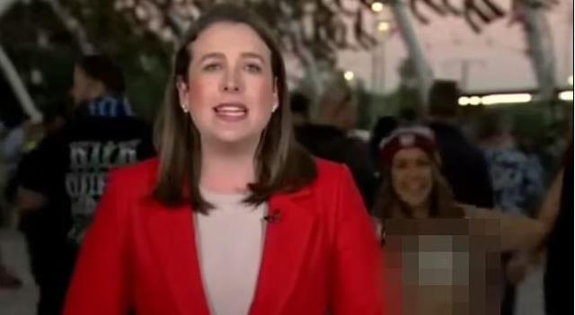 Canlı yayında muhabirin arkasında duran genç kız aniden göğüslerini açtı, seyirciler ekrana bakakaldı Canlı yayında muhabirin arkasında duran genç kız aniden göğüslerini açtı, seyirciler ekrana bakakaldı