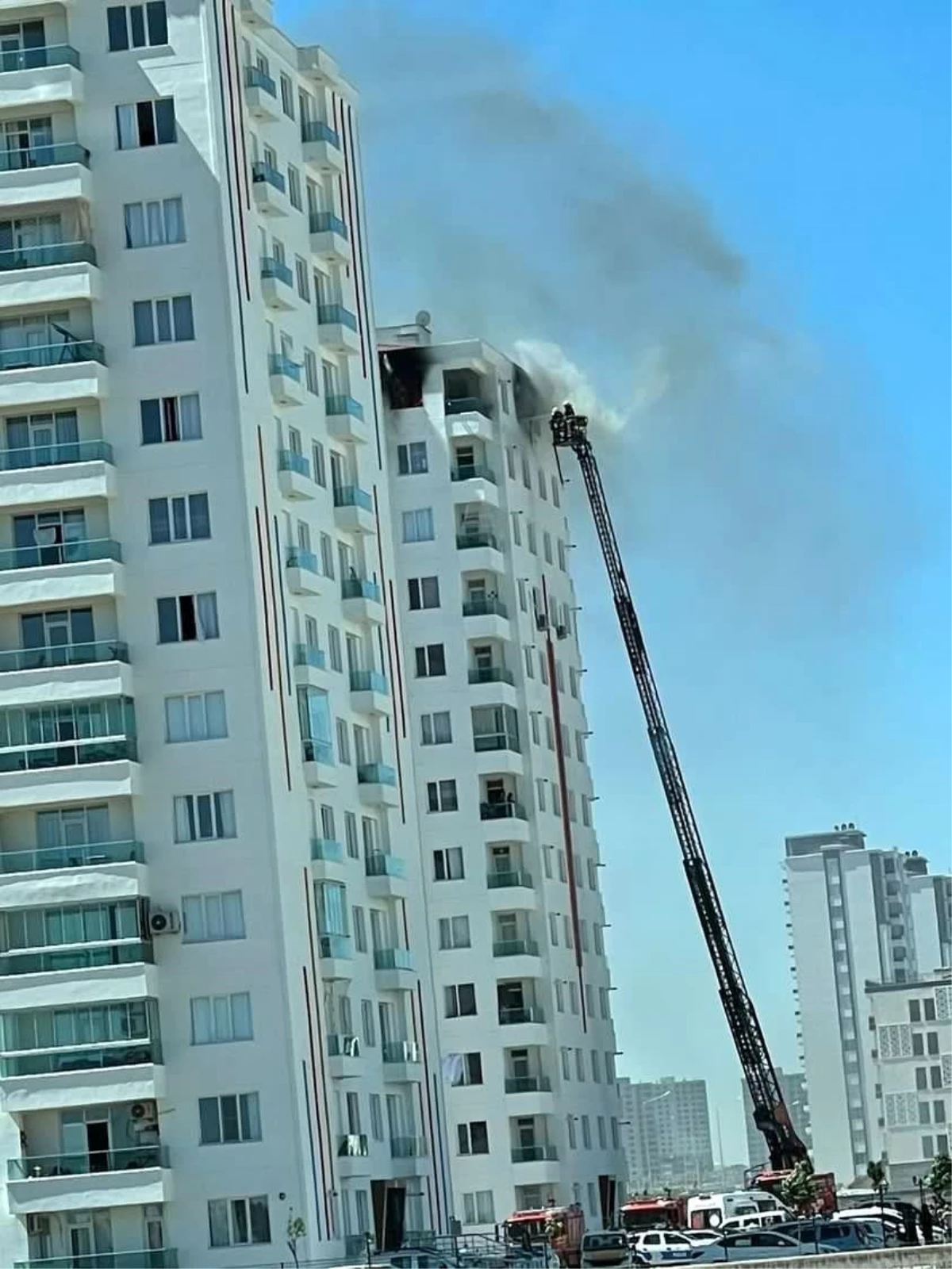 Son dakika haber: Diyarbakır\'da 13 katlı binada yangın