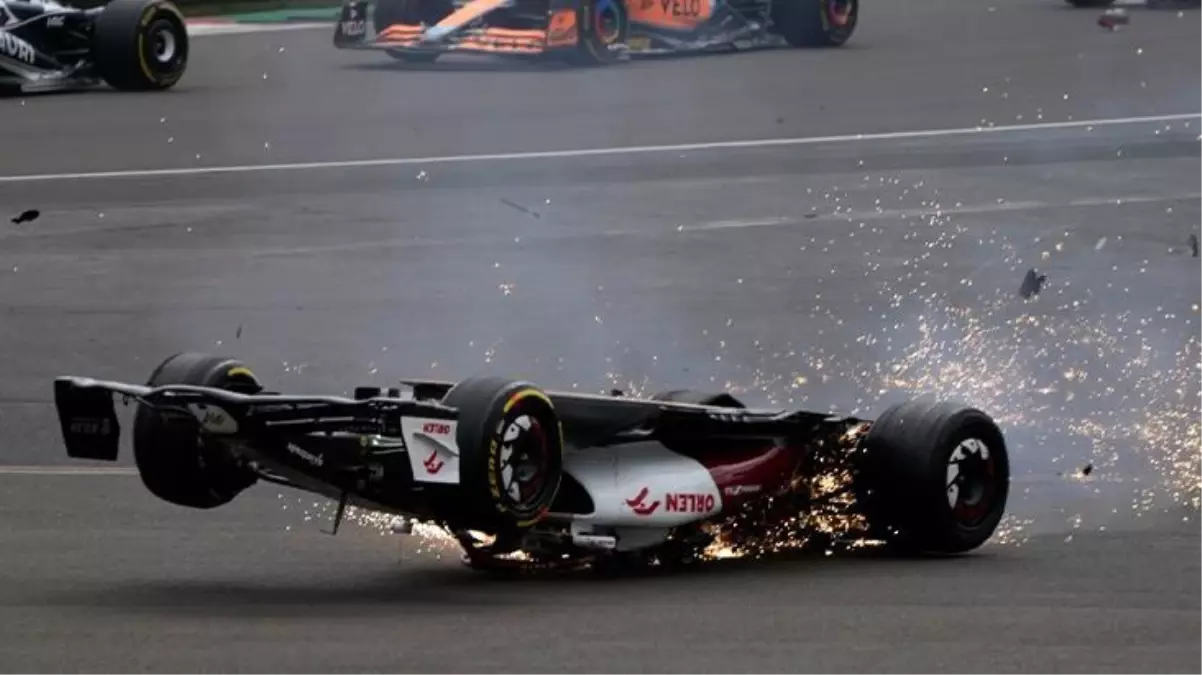 Formula 1 yarışında yaşanan korkunç kaza yürekleri ağza getirdi! Çinli pilot Zhou, Halo sistemi sayesinde kurtuldu