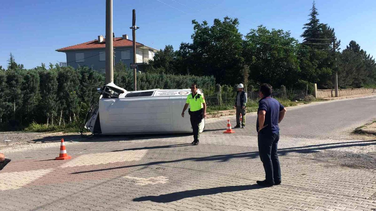 Son dakika haberi! Elektrik direğine çarpan minibüs devrildi: 3 yaralı