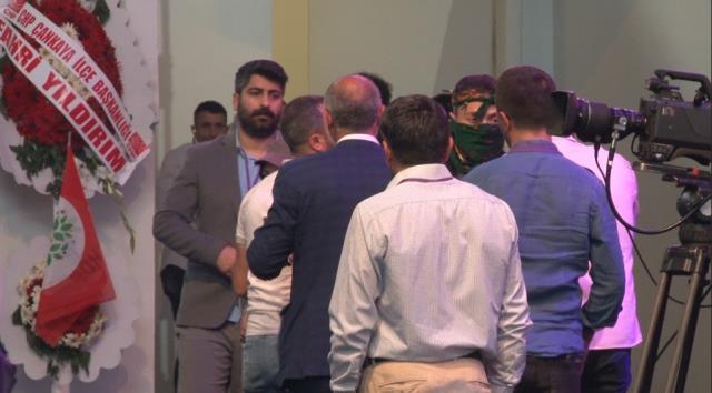 HDP kongresinde skandal girişim! Terörist başı Öcalan'ın posterini açmaya çalıştılar
