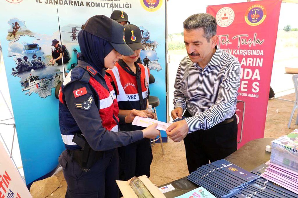 Jandarma Lavanta Festivali\'nde vatandaşları kadına şiddete karşı bilgilendirdi