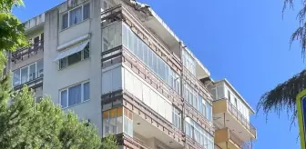 Kartal'da çatısında çökme oluşan apartman boşaltıldı