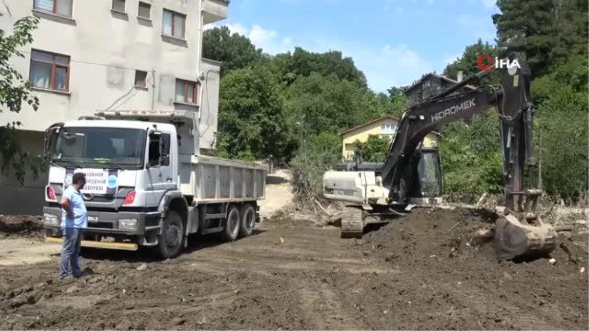 Komandolar çamurun altında buldukları Türk bayrağı ile Atatürk posterini yıkayıp öperek yeniden astı