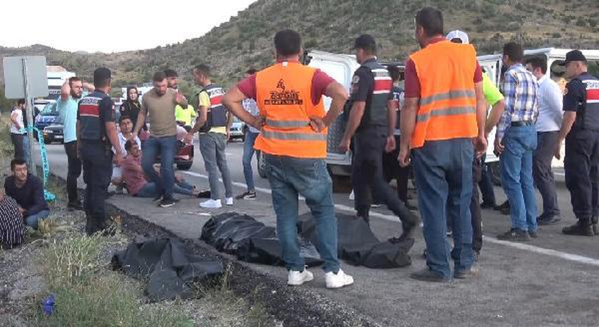Konya\'da iki otomobil çarpıştı: 5 ölü, 4 yaralı (1)