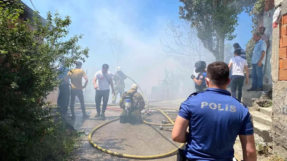 Maltepe\'de gecekondu yangını: Mahalleli sokağa döküldü