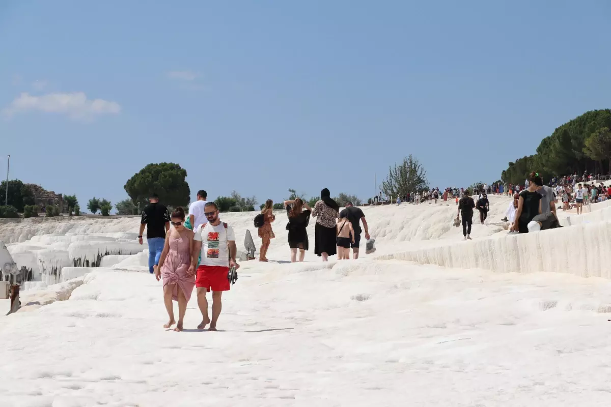 Müzeleri ücretsiz gezme imkanı sunulan gençlere Pamukkale daveti