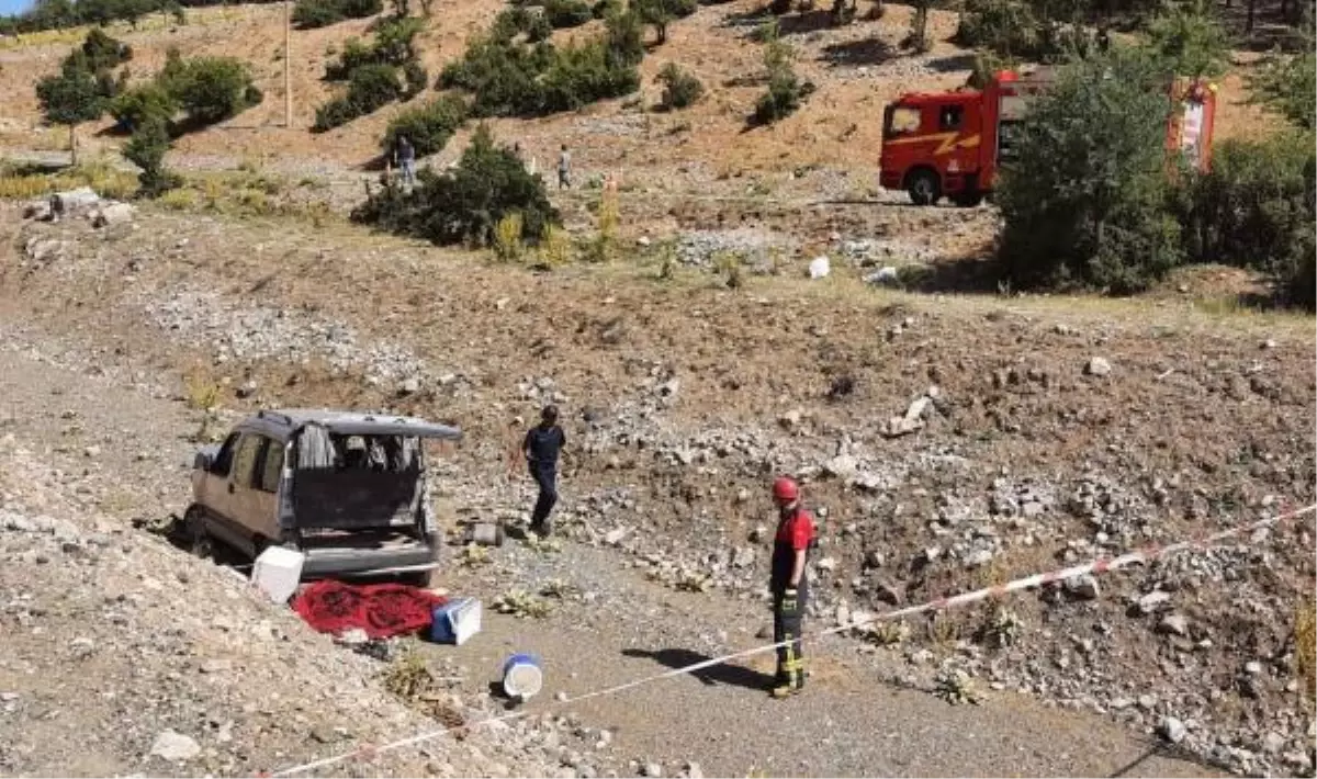 Son dakika haberleri... Otomobil şarampole devrildi: Sürücü ve eşi öldü