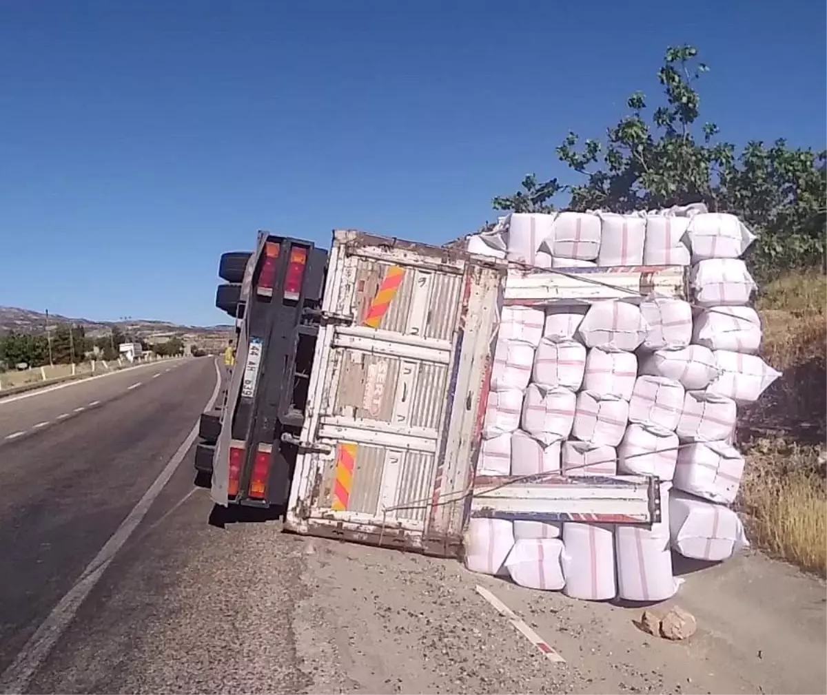 Saman yüklü kamyon devrildi