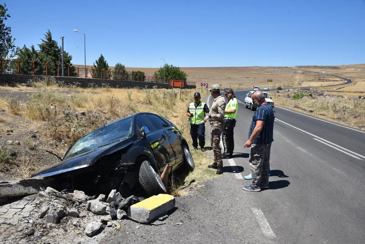 ŞANLIURFA - Devrilen otomobildeki 3 kişi yaralandı