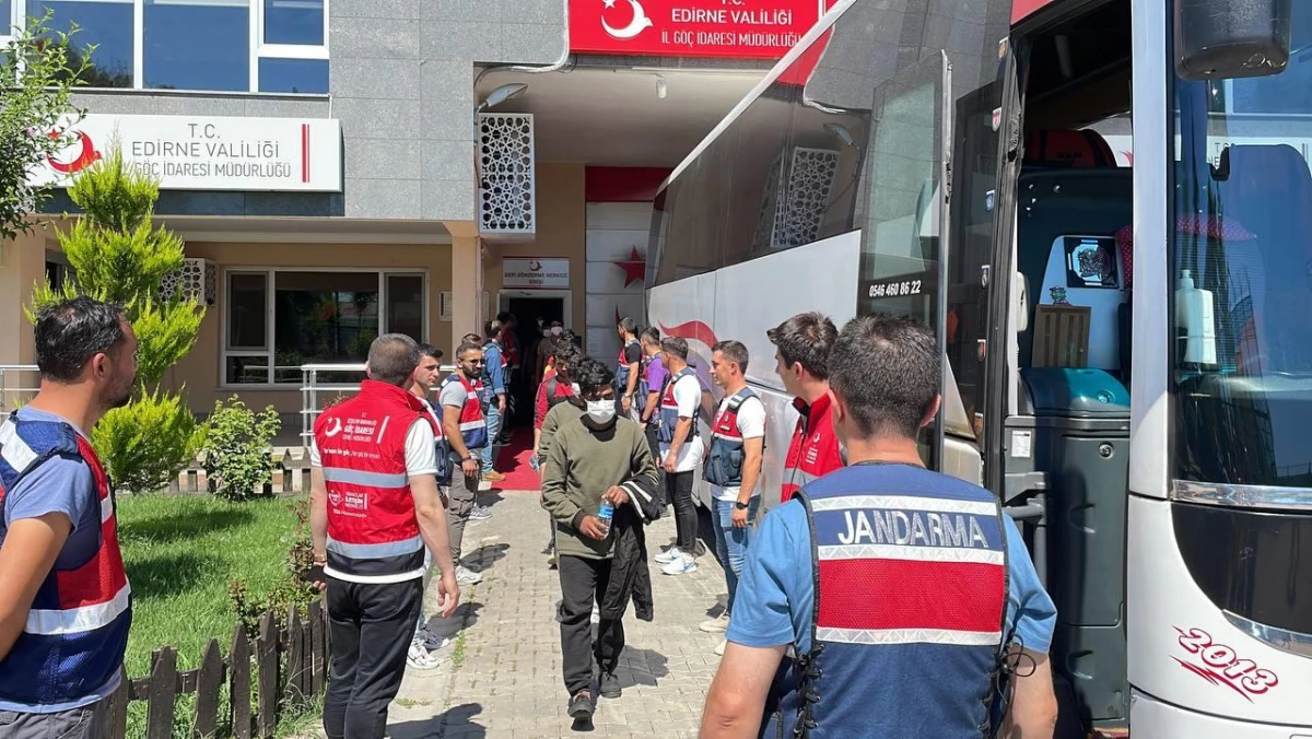 Edirne\'de yakalanan 363 göçmen sınır dışı edildi