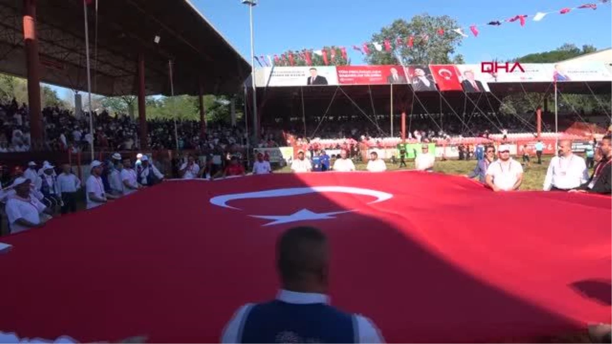 SPOR Kırkpınar Er Meydanı\'nda büyük Türk bayrağı, ayakta selamlandı