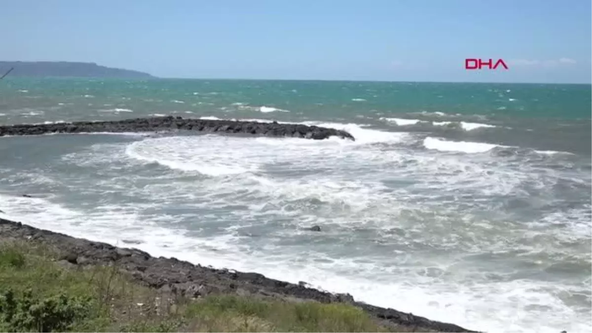 Trabzon'da rüzgar ve dalga nedeniyle bazı plajlarda denize girmek yasaklandı