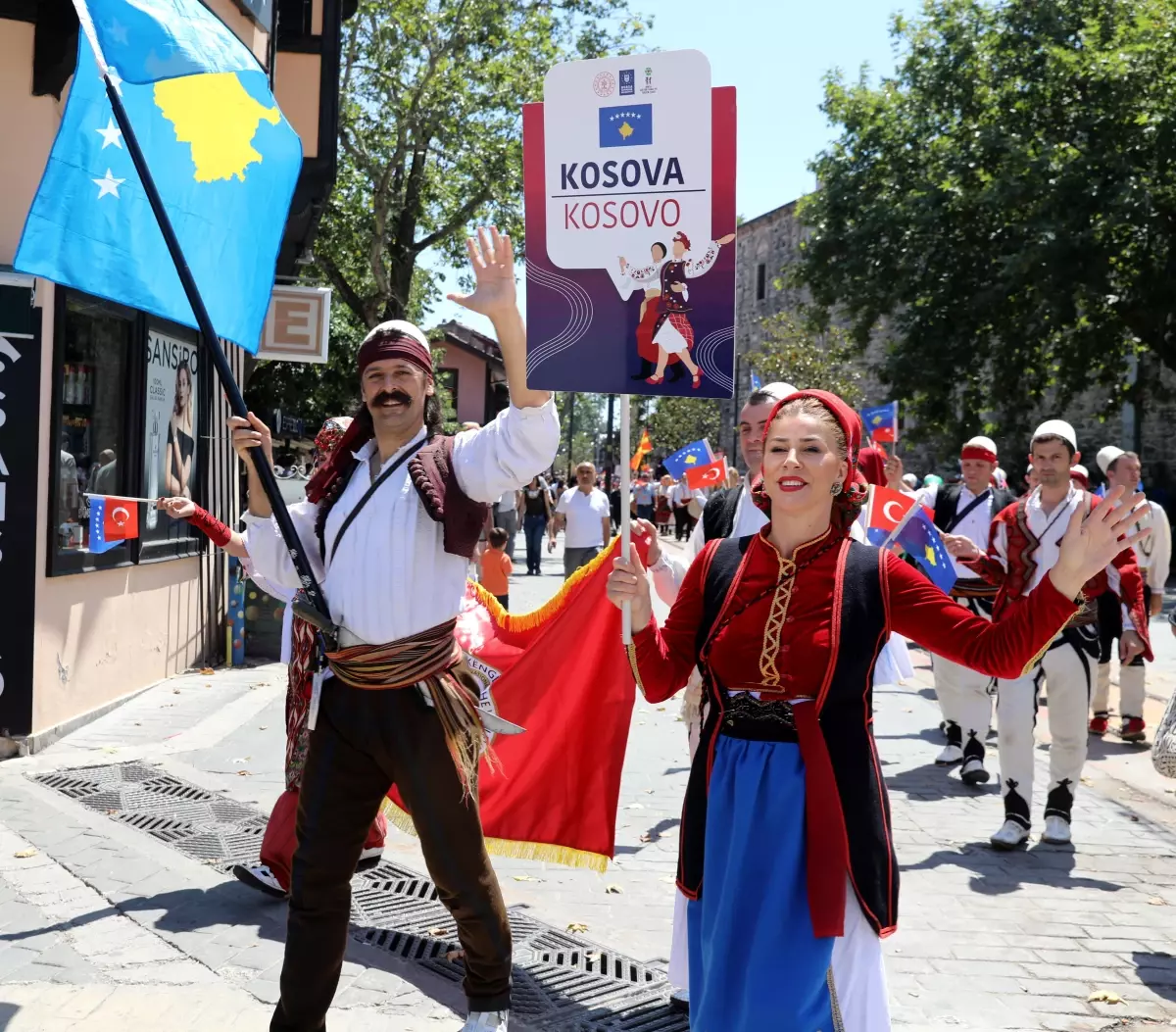 "Uluslararası Altın Karagöz Halk Dansları Yarışması" kortej yürüyüşüyle başladı