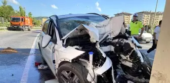 Ümraniye'de otomobil üst geçidin ayağına çarptı: 2 yaralı