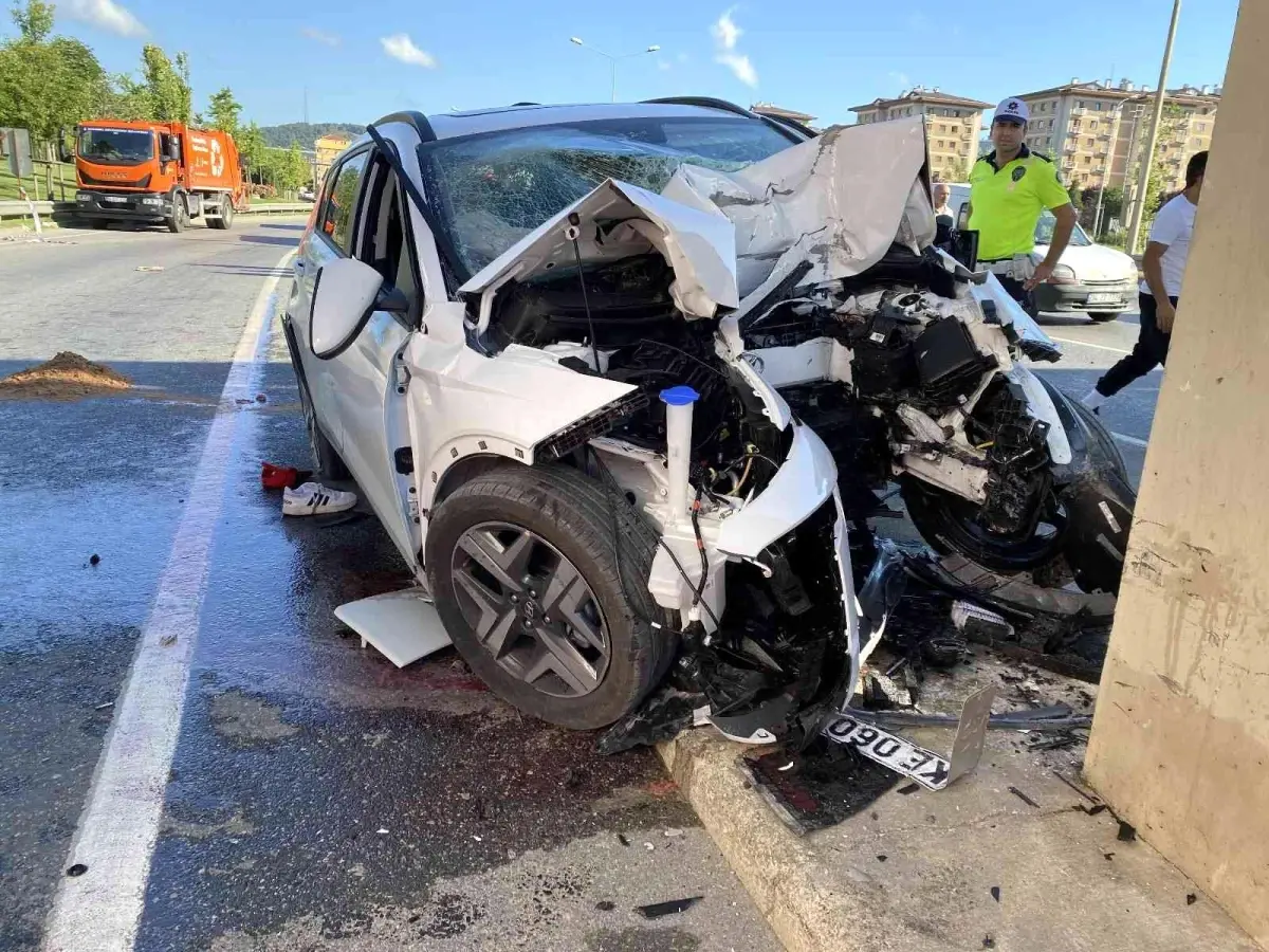 Ümraniye'de otomobil üst geçidin ayağına çarptı: 2 yaralı