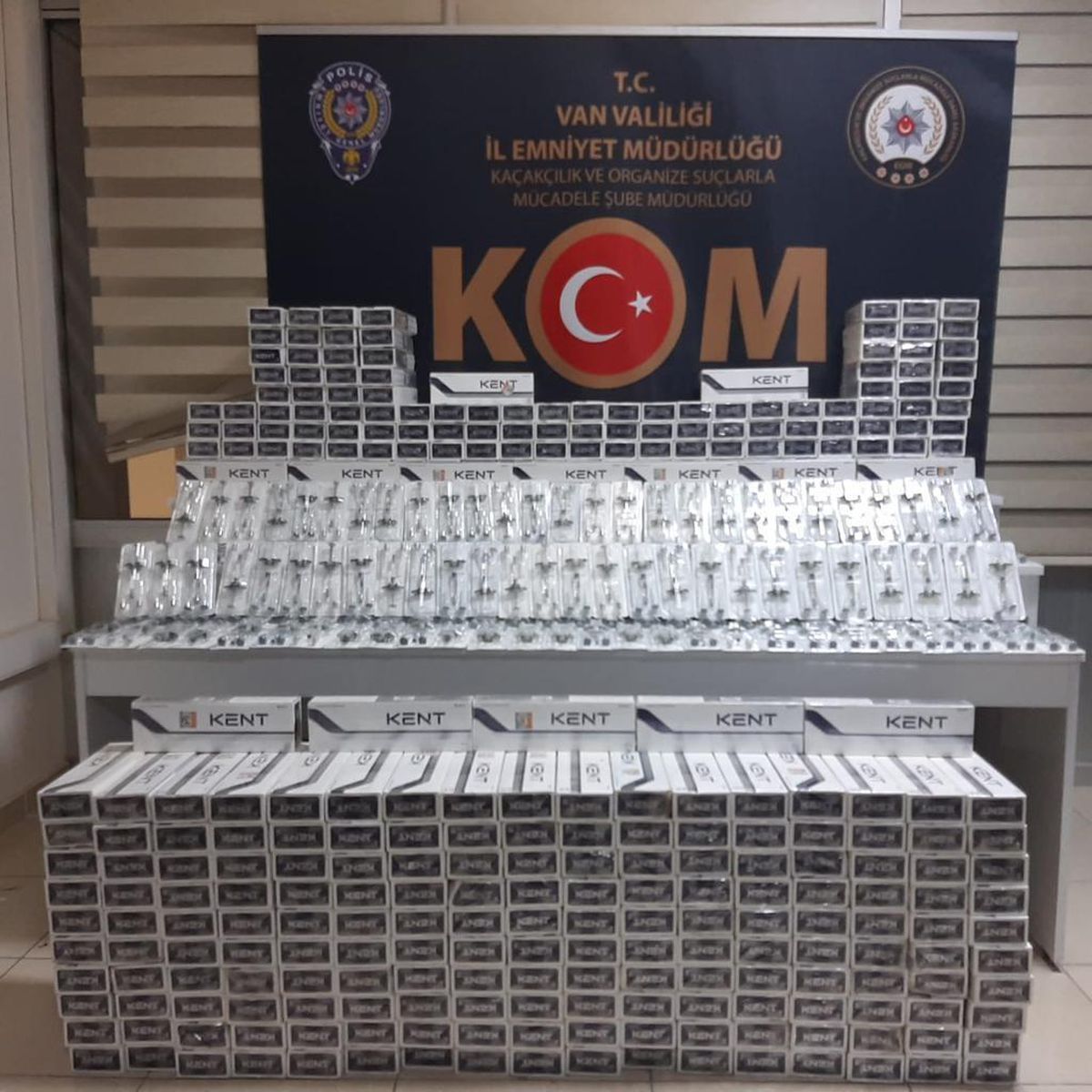 Van\'da gümrük kaçağı sigara, botoks ilacı ve makaron ele geçirildi