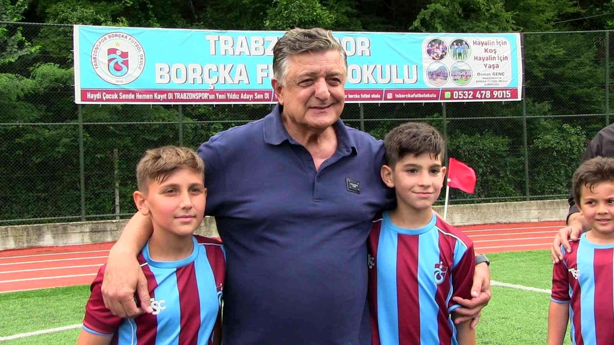 Yılmaz Vural, Borçka Trabzonspor Okulu\'nu ziyaret etti