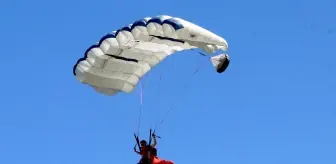 Adrenalin tutkunu Avusturalyalı sporcu Türk bayrağıyla atlayış yaptı