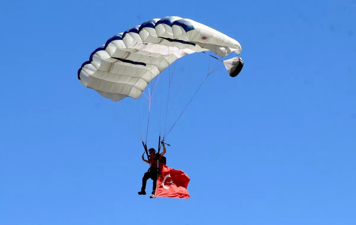 Adrenalin tutkunu Avusturalyalı sporcu Türk bayrağıyla atlayış yaptı