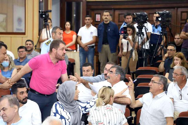Akdeniz Belediye Meclisi'nde 'PKK' gerginliği! 'Yazıklar olsun izin gibi Kürtlere' lafı ortalığı karıştırdı Akdeniz Belediye Meclisi'nde 'PKK' gerginliği! 'Yazıklar olsun izin gibi Kürtlere' lafı ortalığı karıştırdı