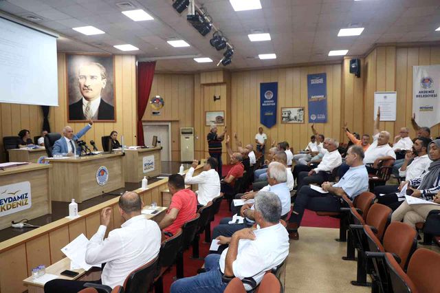 Akdeniz Belediye Meclisi'nde 'PKK' gerginliği! 'Yazıklar olsun izin gibi Kürtlere' lafı ortalığı karıştırdı Akdeniz Belediye Meclisi'nde 'PKK' gerginliği! 'Yazıklar olsun izin gibi Kürtlere' lafı ortalığı karıştırdı