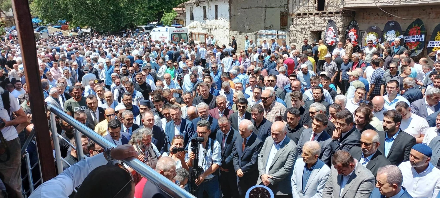 Amasya Belediye Başkanı Sarı\'nın annesi son yolculuğuna uğurlandı