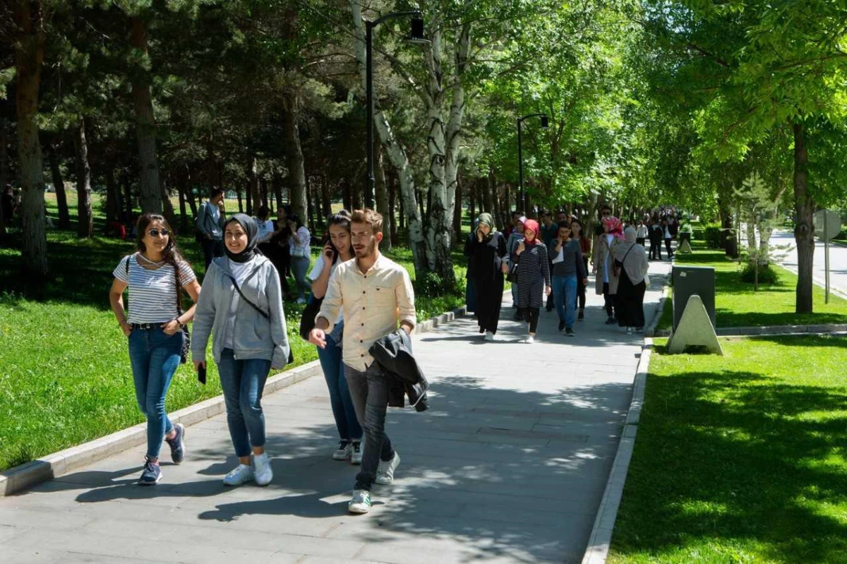 Atatürk Üniversitesine kayıt yaptıran 10 bin öğrenci yaz okuluna başladı