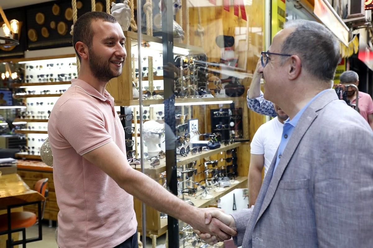 AK Parti İzmir İl Başkanı Sürekli Karşıyaka\'da esnafı ziyaret etti