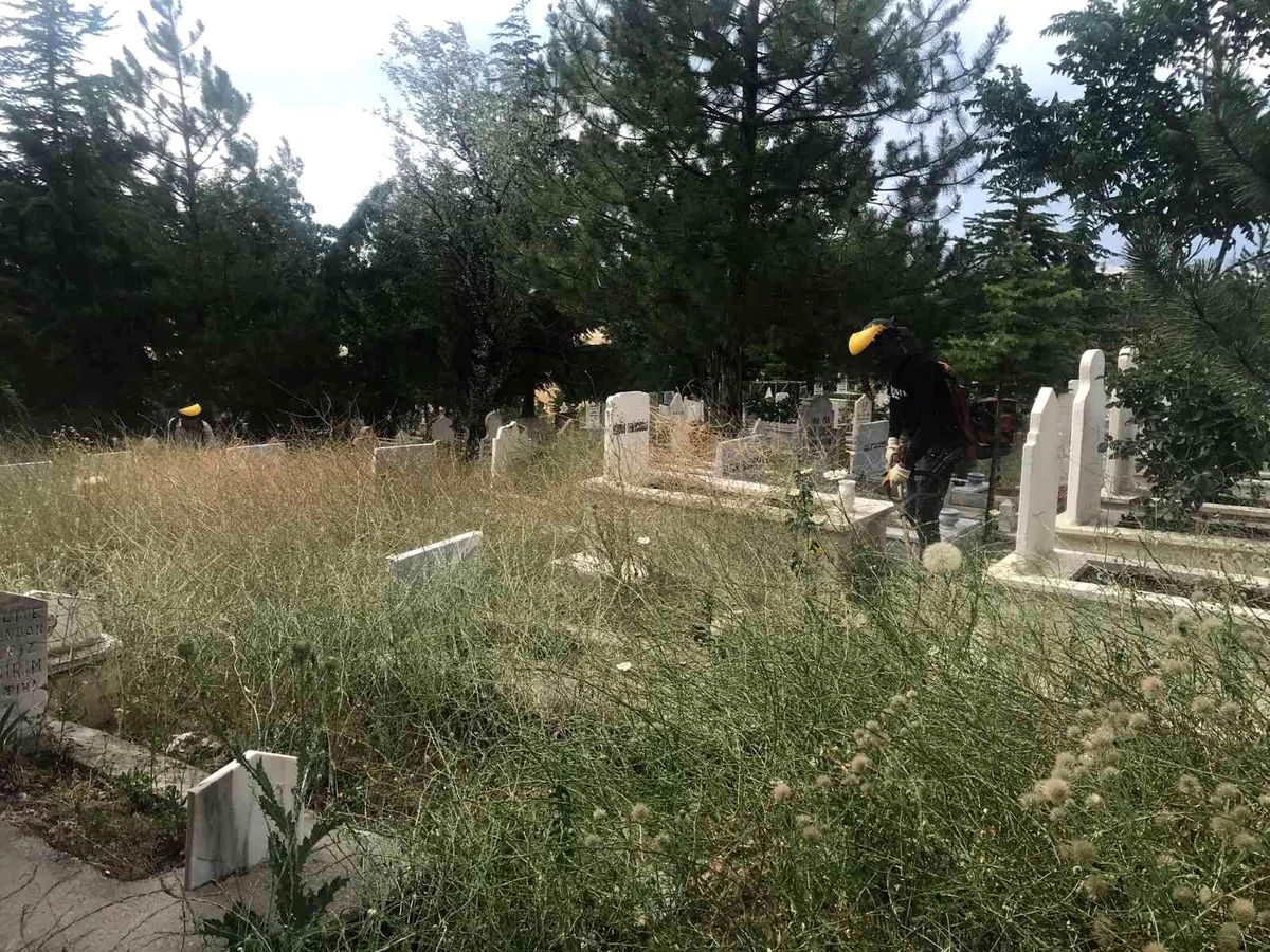 Bayram öncesi mezarlıklar bakıma alındı