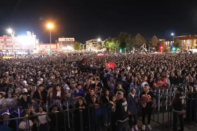 Herkes Murat Dalkılıç'ı beklerken sürpriz yapıp sahneye çıkan Binali Yıldırım türkü söyledi