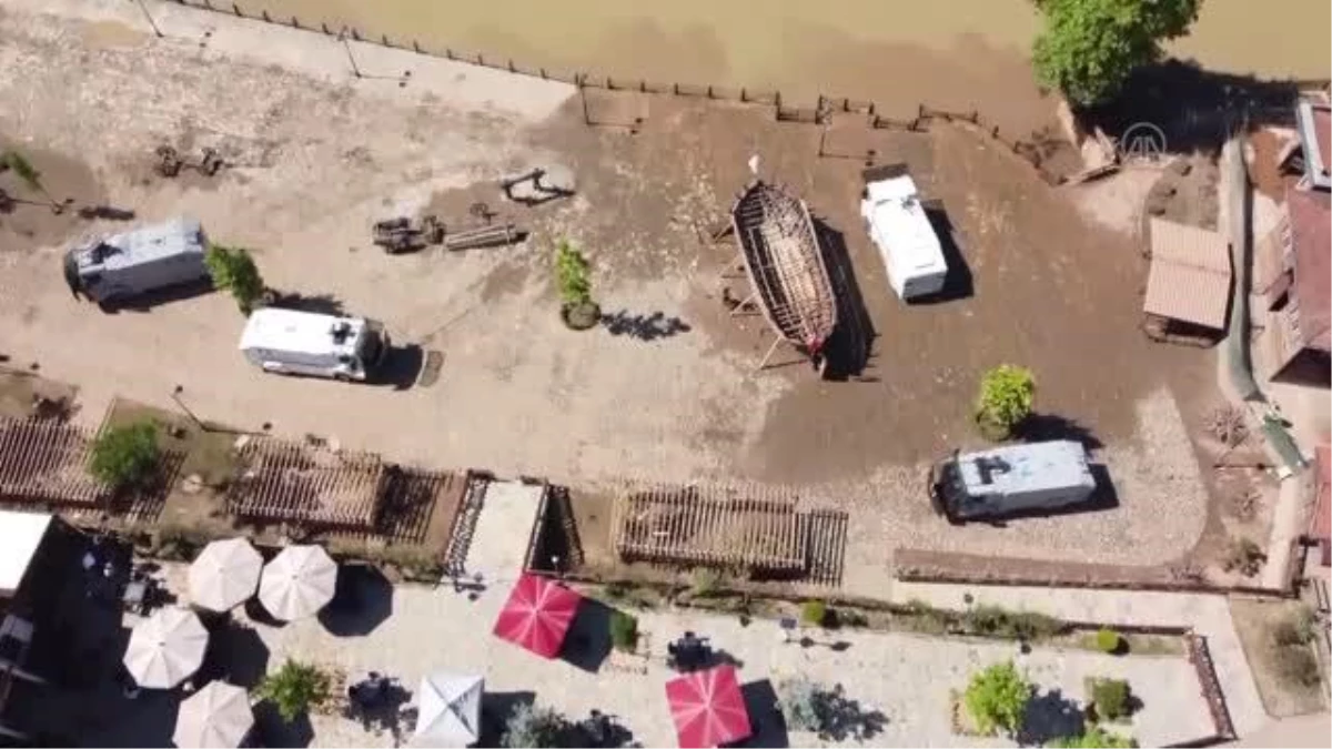 Caddeler TOMA\'nın sıktığı suyla temizlendi