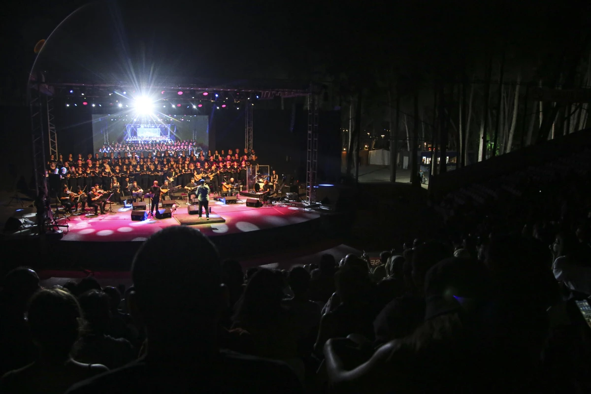Doktorlar, Antalya\'da ihtiyaç sahibi çocuklar için konser verdi