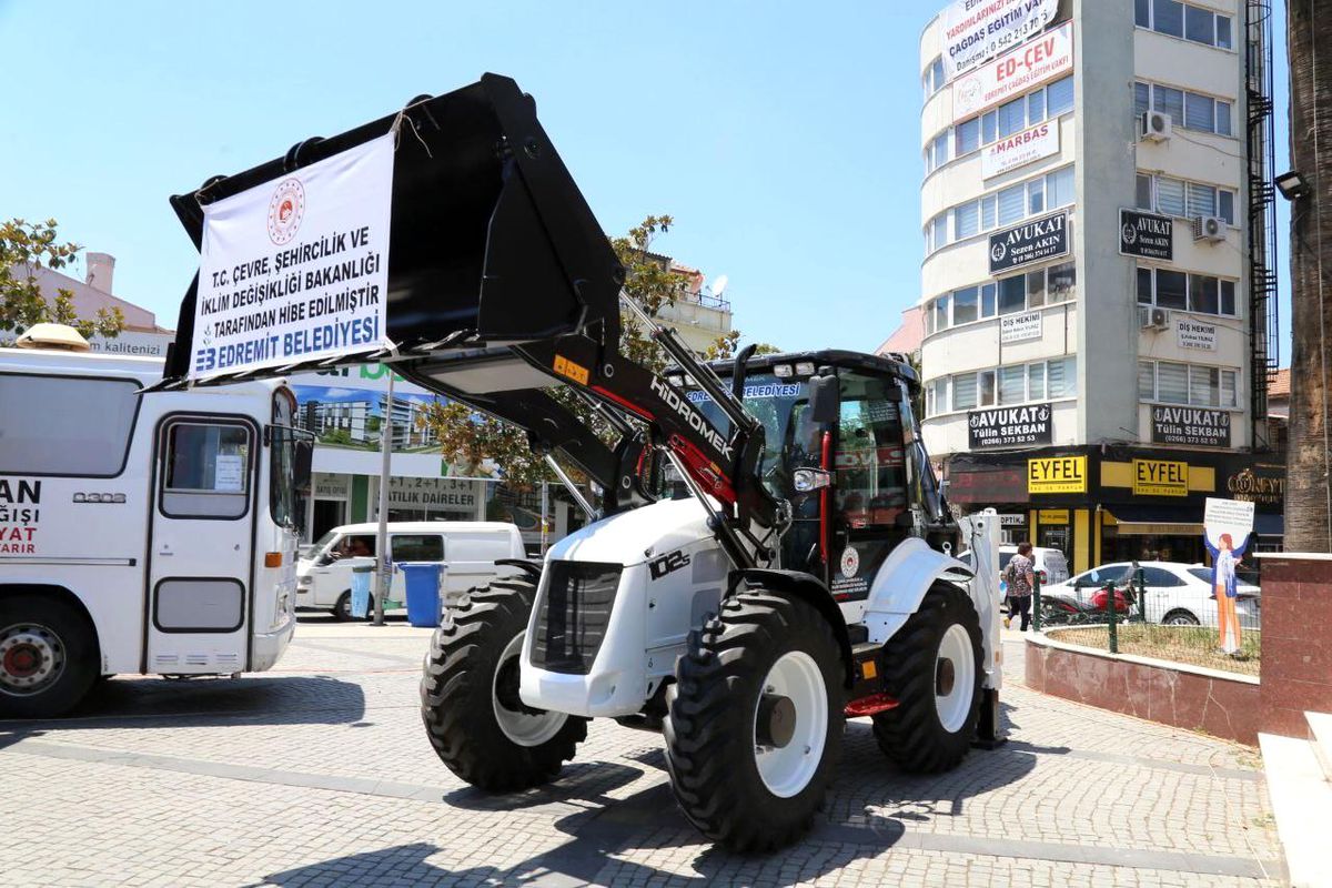 Edremit Belediyesi\'ne yeni iş makinası