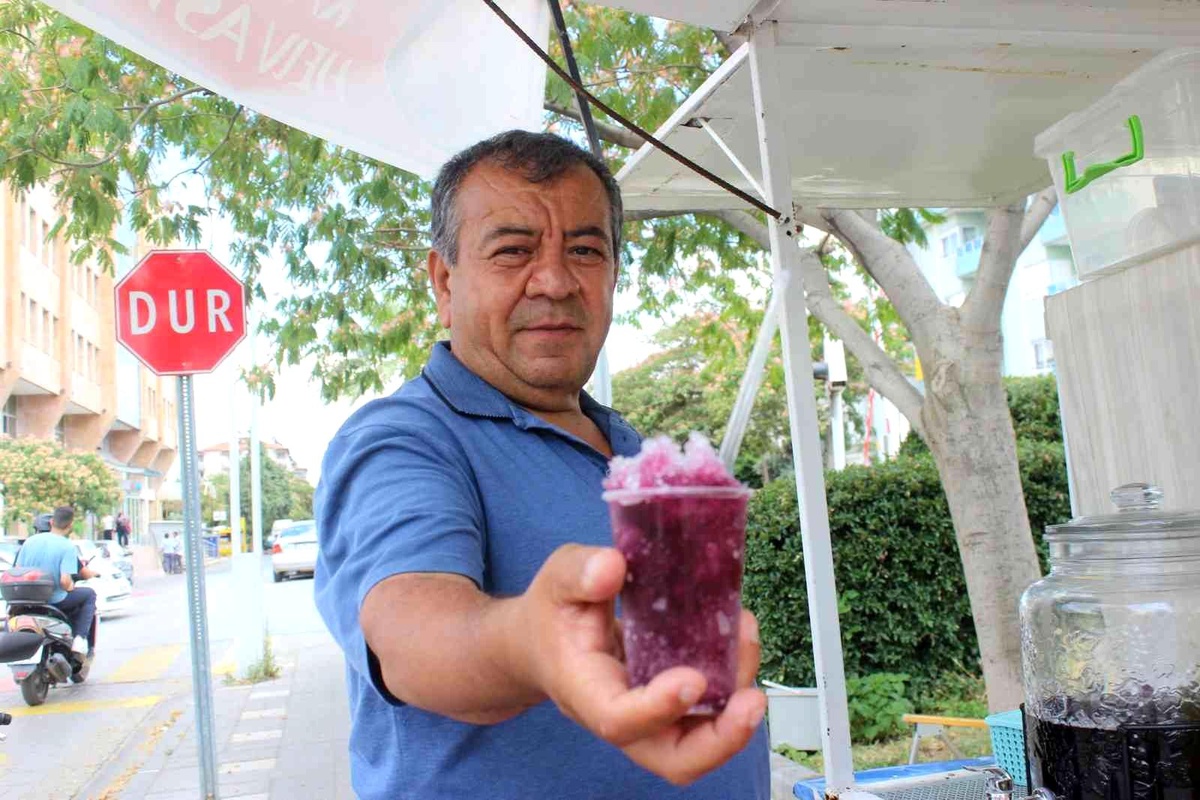 Emekli oldu, Salihli\'yi kar helvasıyla tanıştırdı