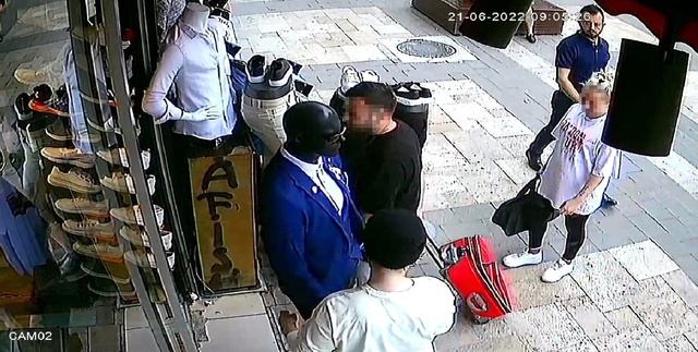 Eski patrona akıl almaz tuzak; Her gün boş valizle gelip 200 bin liralık kıyafet çaldı Eski patrona akıl almaz tuzak; Her gün boş valizle gelip 200 bin liralık kıyafet çaldı