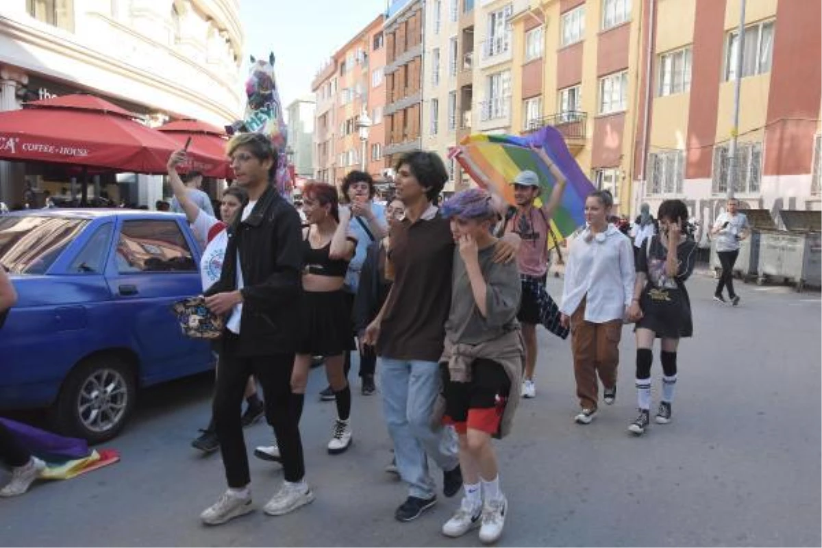 Eskişehir\'de izinsiz LGBT yürüyüşünde gözaltına alınan 10 kişi serbest bırakıldı