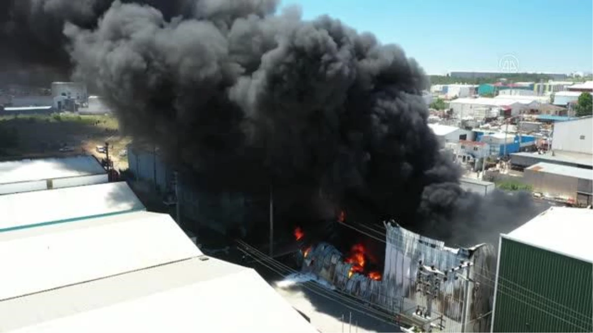 Son dakika... Gebze\'de boya fabrikasında yangın - Drone (3)