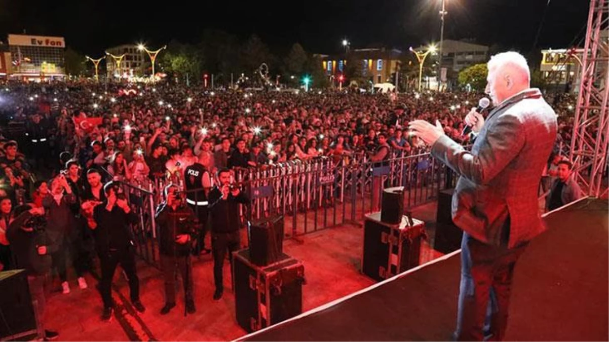 Erzincan\'da Murat Dalkılıç konserine gidenler büyük sürpriz yaşadı! Sahneye çıkan Binali Yıldırım türkü söyledi