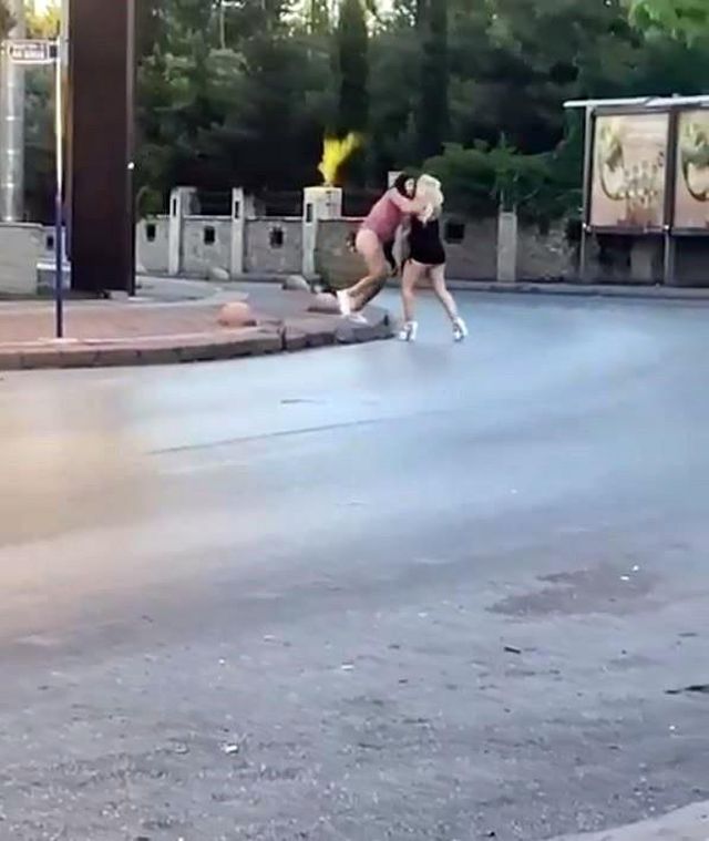 İki kadın sokak ortasında saç saça kavga etti! Üstlerinin açılmasına bile aldırış etmediler İki kadın sokak ortasında saç saça kavga etti! Üstlerinin açılmasına bile aldırış etmediler