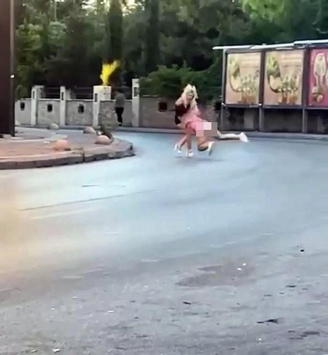 İki kadın sokak ortasında saç saça kavga etti! Üstlerinin açılmasına bile aldırış etmediler İki kadın sokak ortasında saç saça kavga etti! Üstlerinin açılmasına bile aldırış etmediler