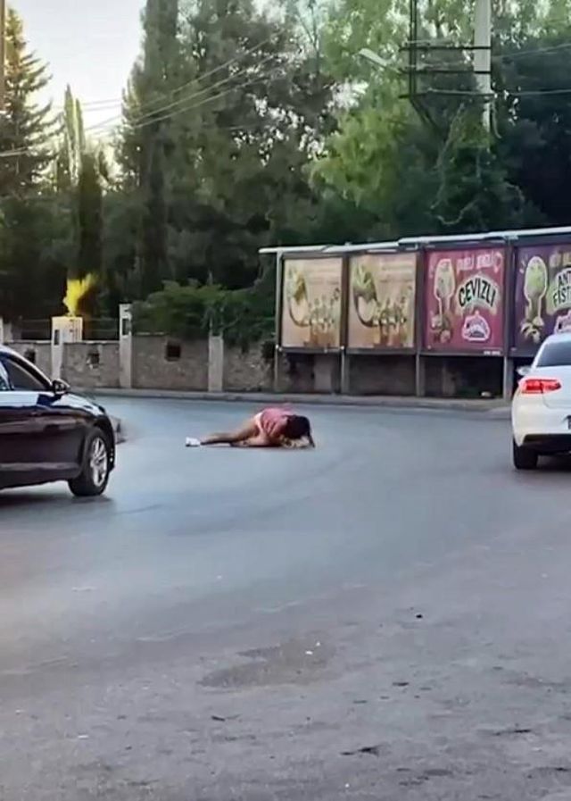 İki kadın sokak ortasında saç saça kavga etti! Üstlerinin açılmasına bile aldırış etmediler İki kadın sokak ortasında saç saça kavga etti! Üstlerinin açılmasına bile aldırış etmediler