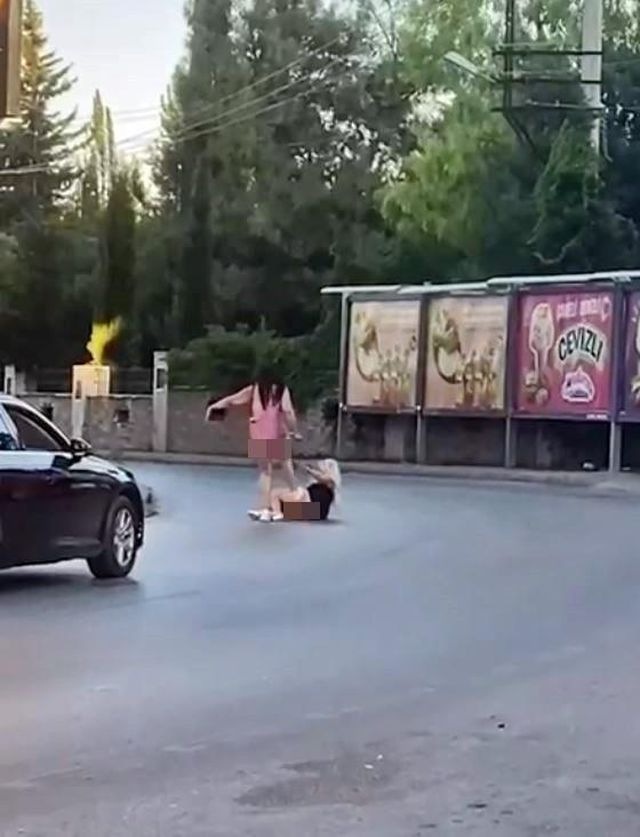 İki kadın sokak ortasında saç saça kavga etti! Üstlerinin açılmasına bile aldırış etmediler İki kadın sokak ortasında saç saça kavga etti! Üstlerinin açılmasına bile aldırış etmediler